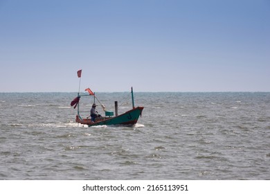 Small Wood Fishing Boats Used In Asia For Sustainable Fishing In Shallow Seas Asia

