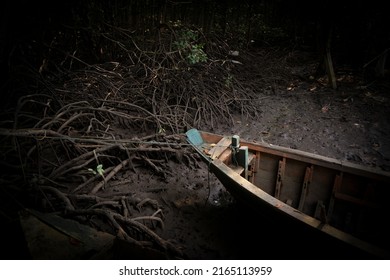 Small Wood Fishing Boats Used In Asia For Sustainable Fishing In Shallow Seas Asia

