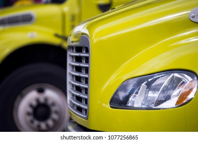 Small Semi Truck Box Trailer Imagenes Fotos De Stock Y Vectores Shutterstock