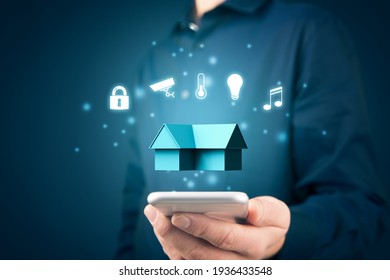 Intelligentes Zuhause, intelligentes Haus und ein App-Sicherheitskonzept für die Heimautomatisierung. Smarthome-App auf Smartphone.