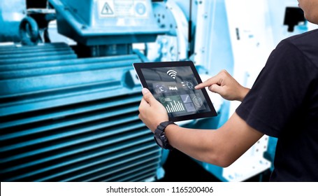 Smart Industry Control Concept.Hands, die Tablet auf unscharfem Automationssystem als Hintergrund halten