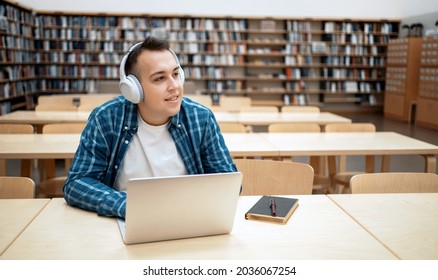 53,700 Man headphone sitting Images, Stock Photos & Vectors | Shutterstock