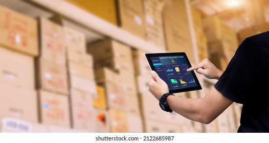 Concept du système de gestion d'inventaire intelligent.Manager à l'aide d'une tablette numérique,affichage du tableau de bord de gestion des logiciels d'entrepôt sur un entrepôt flou en arrière-plan