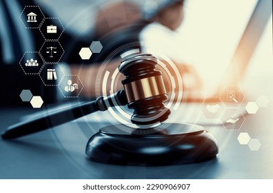 Derecho inteligente, íconos de asesoría legal y herramientas de trabajo de abogados en la oficina de abogados que muestran el concepto de derecho digital y tecnología en línea de leyes y regulaciones astutas .