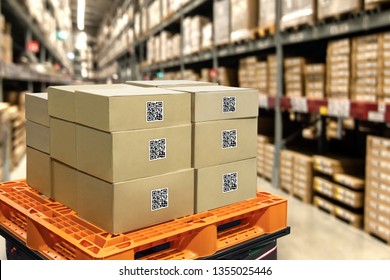 Smart Logistic Industry 4.0 , QR Codes Asset Warehouse And Inventory Management Supply Chain Technology Concept. Group Of Boxes In Storehouse Can Check Product Inside And Order Pick Time. 