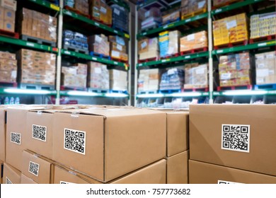 Indústria logística inteligente 4.0, QR Codes Asset warehouse e gerenciamento de estoque conceito de tecnologia de cadeia de suprimentos. Grupo de caixas no armazém pode verificar o produto dentro e hora de escolha do pedido.
