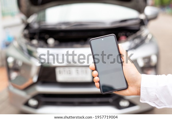 Smart\
phone helps call a mechanic to fix the broken\
car.