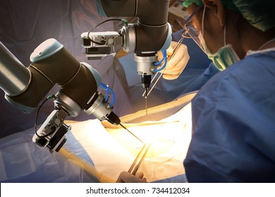 Intelligente Präzisionstechnologie im Gesundheitswesen, Konzept der künstlichen Intelligenz. Automation Roboterhandmaschine im Operationssaal und Chirurgen im futuristischen Krankenhaus.