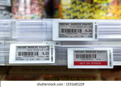 Das Konzept der Smart-Retail-Technologie.Electronic Shelf Label (ESL) führte zur automatischen Aktualisierung der Produktpreise in Regalen für den Einzelhandel. Der Preis wird vom Kontrolldienst abgeändert.