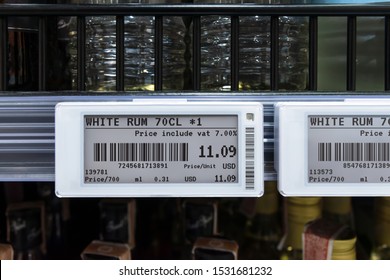 Smart Retail Digital Store Technology Concept.Electronic Shelf Label(ESL) Led For Automatically Updated Displaying Product Pricing On Shelves For Retail Business. Price Is Change From Control Service.
