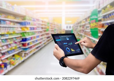 Système de gestion de la vente au détail intelligent.Mains d'ouvrier tenant une tablette sur un supermarché flou en arrière-plan