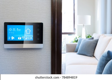 intelligenter Bildschirm mit intelligentem Zuhause und modernem Wohnzimmer