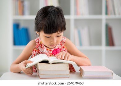 Niño inteligente leyendo un libro