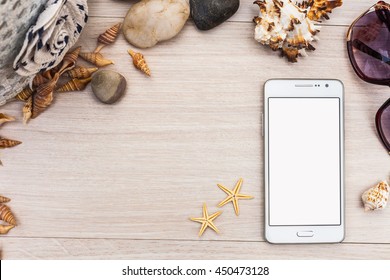 Smartphone Gadget With White Screen Blank For Design With Star, Shells, Sunglasses, Stones, Panama Hat On A Wooden Background. Top View Flat Lay Mock Up For Tourism, Travel And Beach Holiday Image