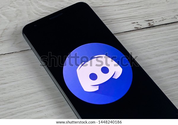 Smartphone Showing Discord Application Logo On の写真素材 今すぐ編集
