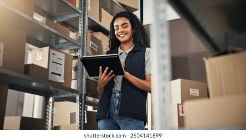 Sonrisa, mujer y pedido online con tablet para entrega, distribución o control de calidad para ecommerce. Pequeño empleado de negocios, almacenes y cadenas de suministro para planificación, envío o stock de proveedores