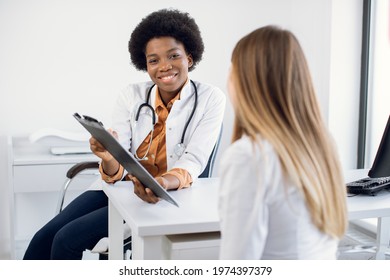 791 Female Doctor Showing Notes Images, Stock Photos & Vectors ...