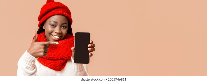 Mujer afroamericana sonriente que