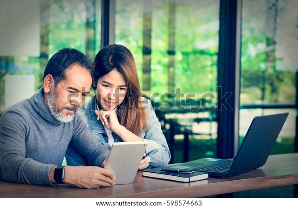 Hombre Maduro Sonriente Con Barba Corta Foto De Stock Editar Ahora