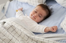 Zâmbind Fetiță Culcat Pe Un Pat De Dormit Pe Cearșafuri Albastre