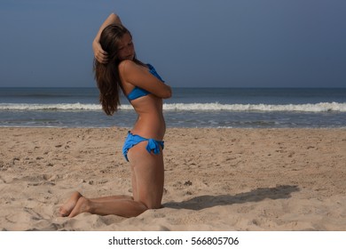 Smiling Beautiful Woman Sunbathing On Beach Foto Stock Shutterstock