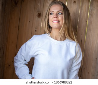 Lächelnde blonde Frau trägt weiße Bluse. Auf ihrer Seite befindet sich ein leerer Bereich für Kopienraum, z.B. Design oder Inschrift.