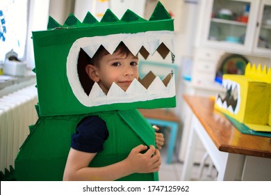 Lächelnder Junge mit Dinosaurierkostüm aus Pappkarton	

