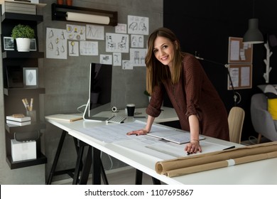 Lächelnde Geschäftsfrau in ihrem Büro