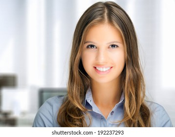 Lächelndes Frauenporträt