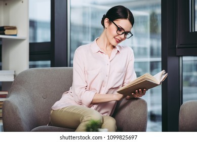 23,071 Reading Books Business Woman Office Images, Stock Photos ...