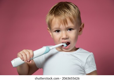 Niño caucásico sonriente limpiando