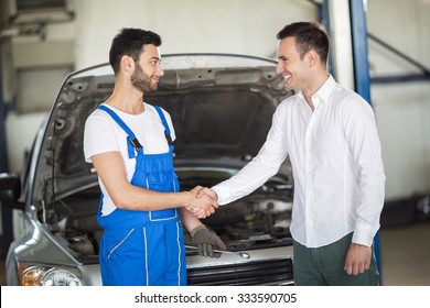 1,411 Mechanic Talking Client Images, Stock Photos & Vectors | Shutterstock