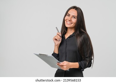 Joven empresaria caucásica sonriente escribiendo en el portapapeles  firmando un documento de contrato aislado de fondo blanco