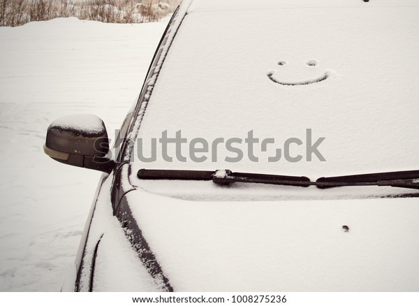 smiling face with snow on\
car