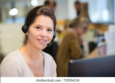 lächelnder weiblicher Kundendienstmitarbeiter