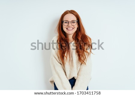 Foto Bild lächelnde junge Frau vor blauem Hintergrund