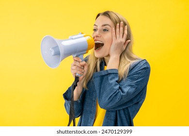 Mujer joven divertida sonriente