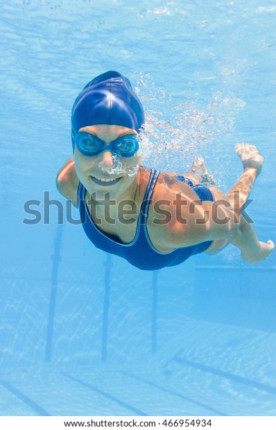 Smiling Girl Swimming Underwater Stock Photo 466954934 | Shutterstock