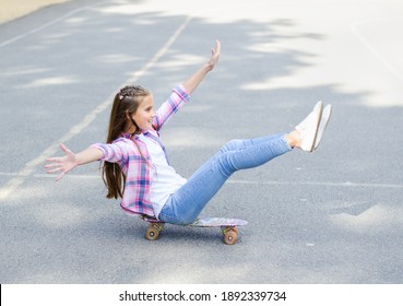 女の子 子供 スケボー の画像 写真素材 ベクター画像 Shutterstock