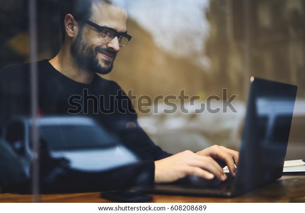 Lachelnde Mannliche Blogger Keyboarden Artikel In Stockfoto Jetzt Bearbeiten