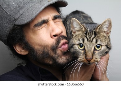 14,052 Man holding cat Images, Stock Photos & Vectors | Shutterstock