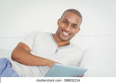Hombre sonriente usando una