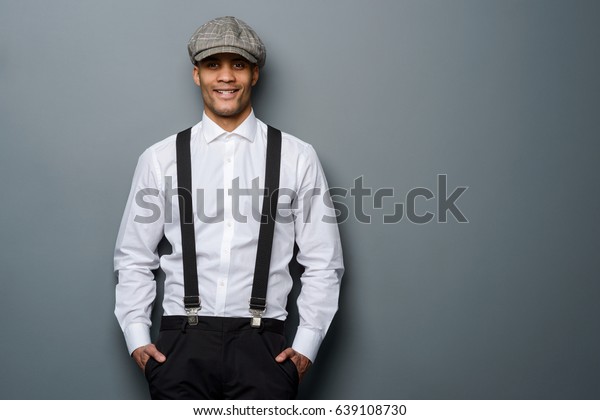 camisa blanca con tirantes hombre