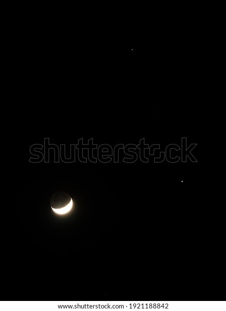 The Smiling Moon is Paired with Jupiter and Venus\
in The Night