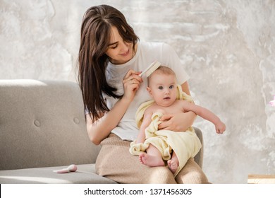 Smiling Mother Brush Soft Baby Girl Hair