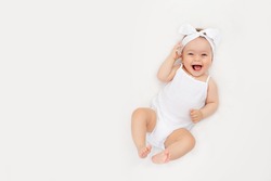 Bébé Nouveau-né Souriant Sur Un Lit Blanc à La Maison, Le Concept D'un Bébé Heureux Et En Bonne Santé, Un Endroit Pour Envoyer Des SMS