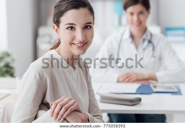 Женщина врач на столе