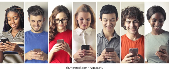 Pessoas sorrindo usando telefones inteligentes