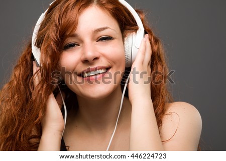 Blonde woman listening to music with her headphones