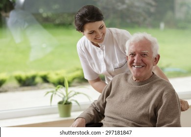 Lächelnder älterer Mann im Pflegeheim